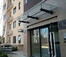 門頭雨棚的實用價值與設(shè)計要點